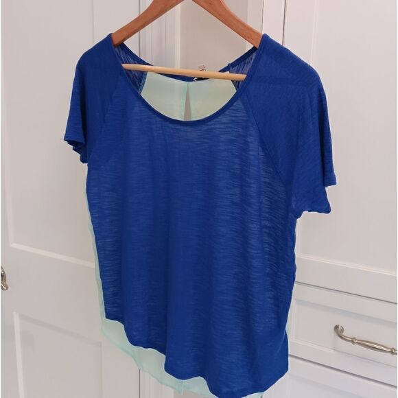 Express Scoopneck Split Back Colorblocked Short Sleeved Top - Picture 2 of 10